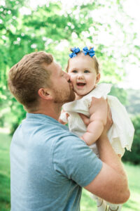 Dad kissing one-year-old Juliana, Harriman first birthday photography